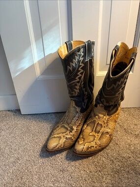 Justin Boots Black & Tan Western Stitch-Trim Cowboy Boots